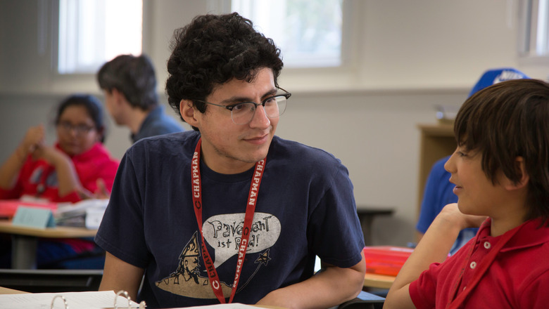 A student teacher works together with an elementary-aged student.