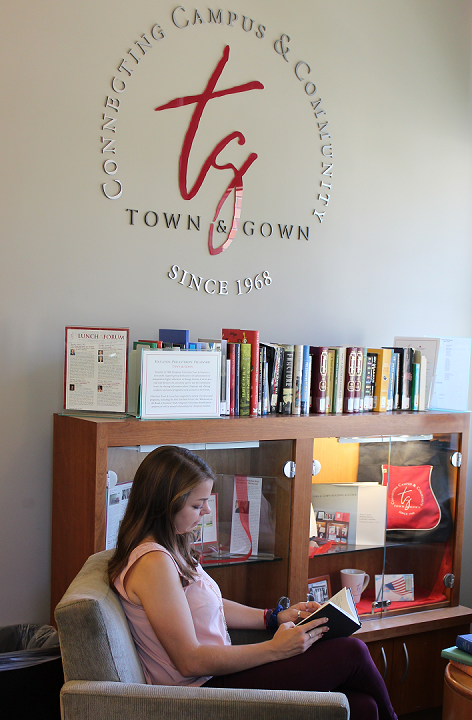 T&G Reading Alcove in Leathery Libraries